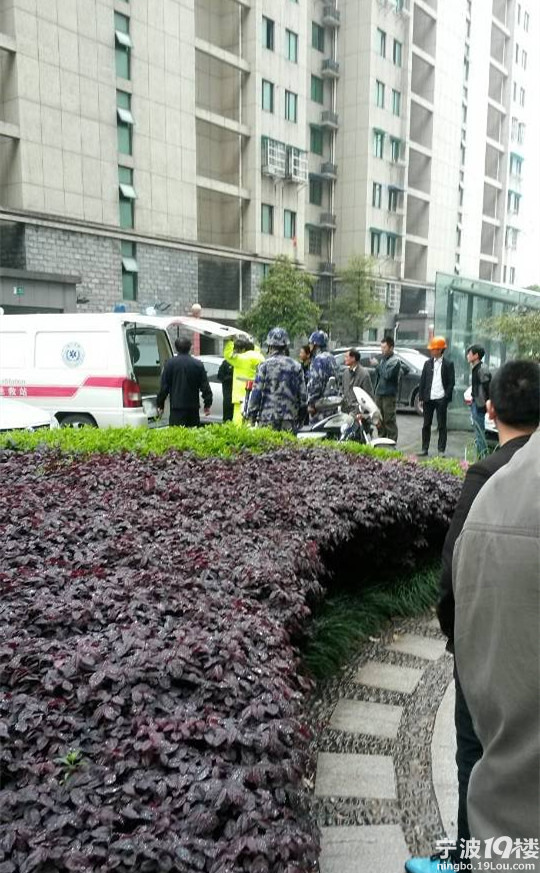 慈溪人和家园小孩坠楼死亡 四五岁的小孩为捡