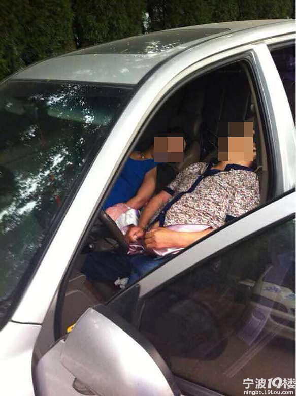 在车里车震偷情,结果一氧化碳中毒. 裤子都还没