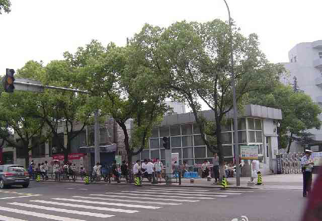 李惠利中学考场大门前温馨景观-热点爆料-宁波