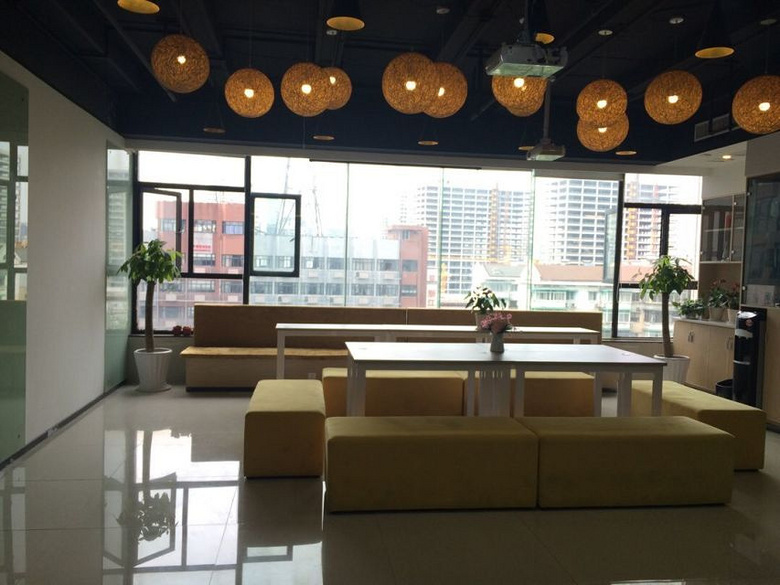 精装办公室!租金包含水电费,物业费,网络费