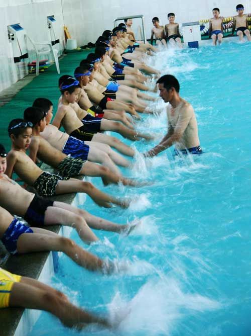 惊人 发生在身边 游泳教练许以强奸初中女孩未