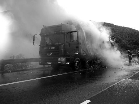 好恐怖 钱湖北路帕萨特轿车自燃烧毁 图-宁波消