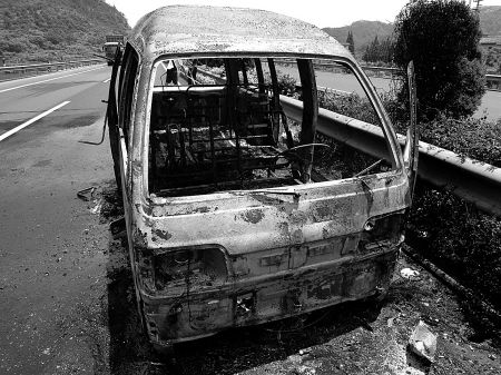 好恐怖 钱湖北路帕萨特轿车自燃烧毁 图-宁波消