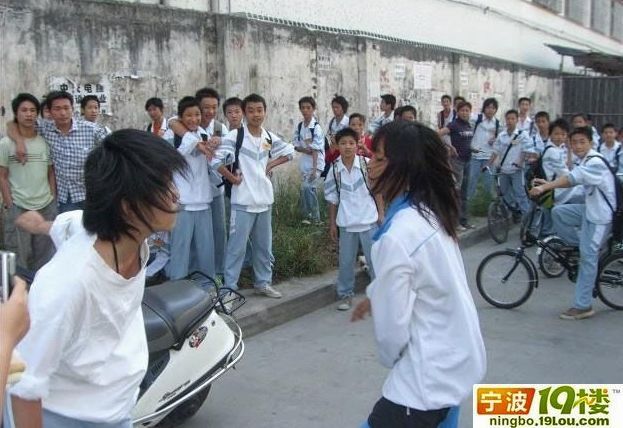 真实:90后女学生大街打架[组图]-宁波消息-宁波