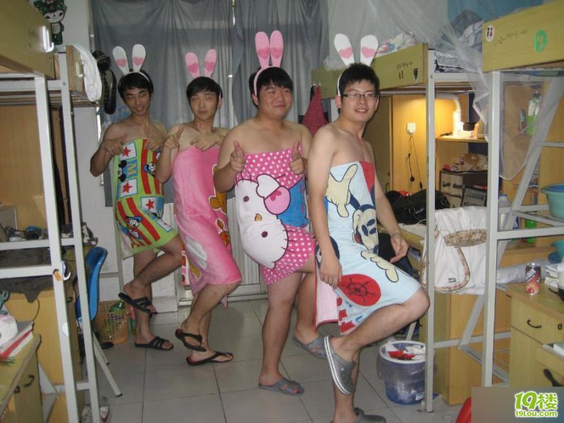 高校男生宿舍惊现搞笑洗脚歌-情牵甬城-宁波1