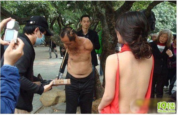 <em>90后美女</em>为了显示胸有大志 让残疾人在<em>美胸</em>上