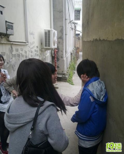 群殴女人肉丝袜女被牛仔出来道歉了图+女孩夏装学生高中视频初中图片