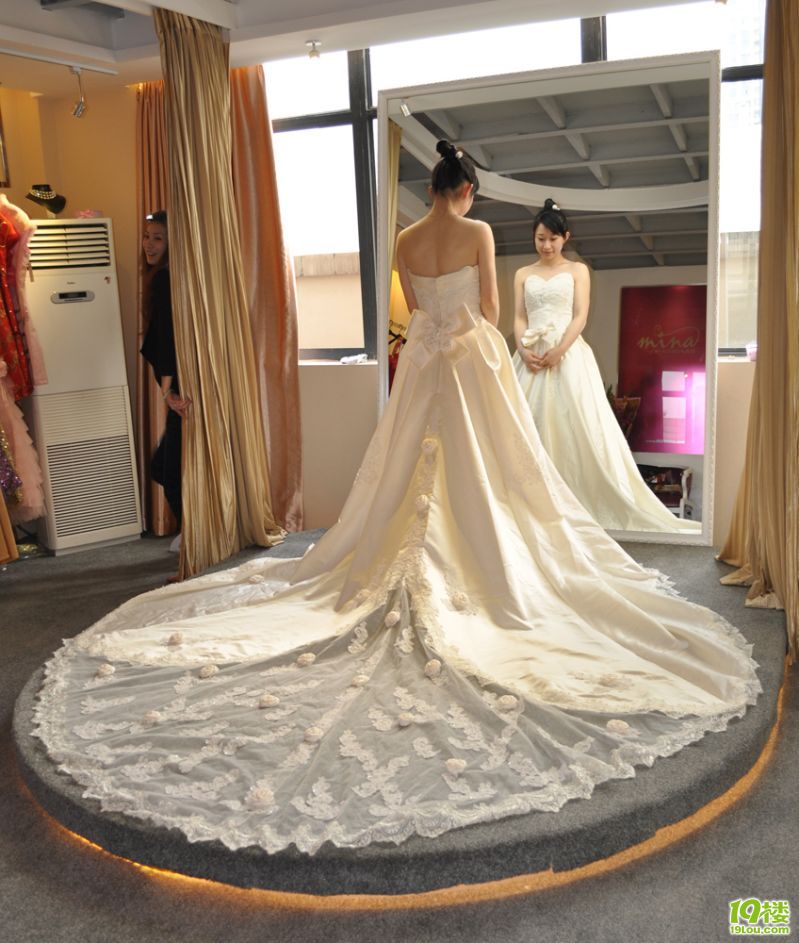 累 总算回到家了 今天去了米娜婚纱试了下纱纱