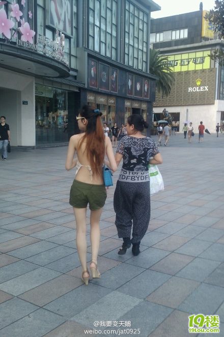 夏天热 <em>妹子你穿成这样</em> 不怕人家看嘛 伤不起!