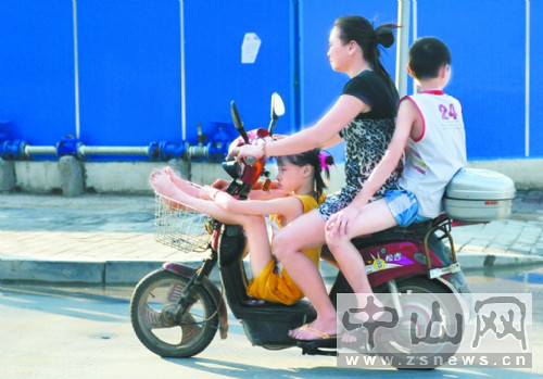 西安门东桥头惊险一幕 喝酒骑着载小孩 这样的