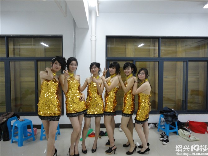 <em>恰恰舞</em>,<em>美女</em>排排站,猜猜哪个是我呢?-时尚消费