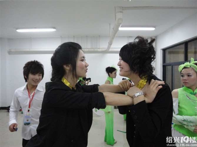 <em>恰恰舞</em>,<em>美女</em>排排站,猜猜哪个是我呢?-时尚消费