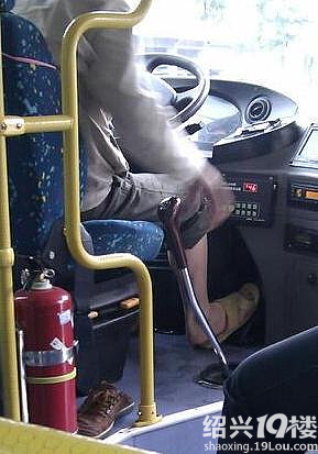 公交司机可以穿拖鞋开车么?这种司机建议开除
