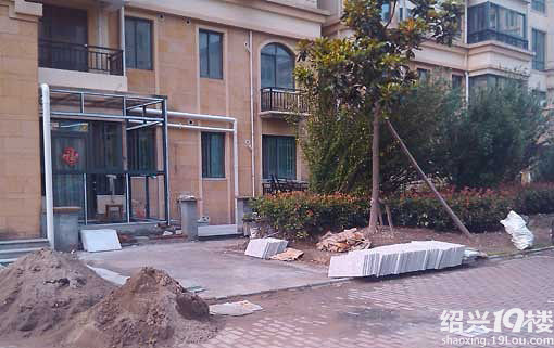 小区绿化改成了停车位 竟然没人管?-爆料-绍兴