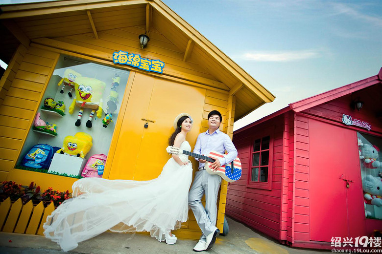 所谓幸福,就是一个笨蛋遇到一个傻瓜,引来无数