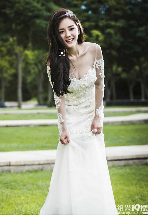 觉着杨幂的这件婚纱很美,简洁、干净、利落,有