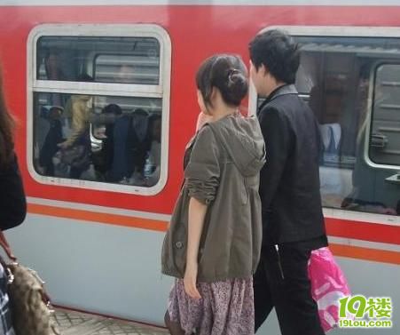 亲眼见<em>丑男身边美女</em>相伴 你们自己看吧-爆料-绍