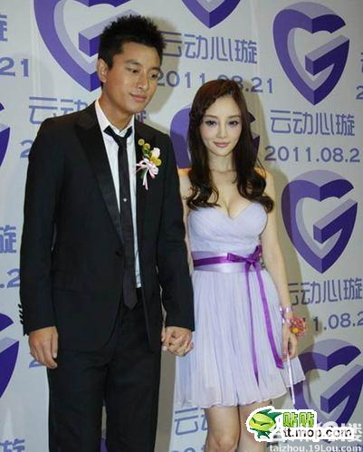 李小璐的胸变的好诡异!我也想丰胸了都··求方法