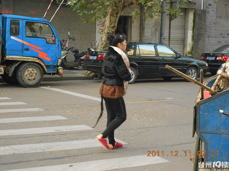 一大早冷冻冻--穿拖鞋的长发美女绝对酷