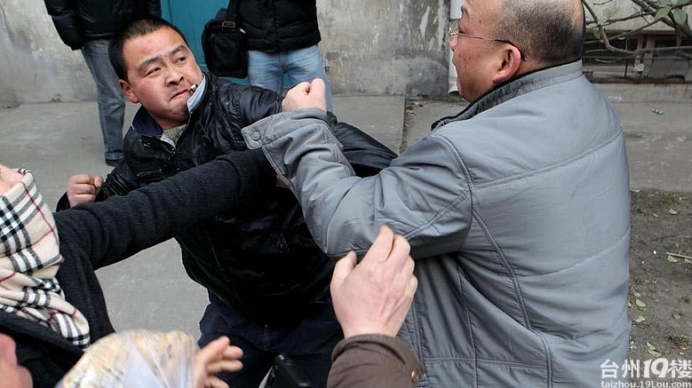 张妙家属上门找药家鑫父母要钱 拳打药家代理人-讲白搭-台州19楼