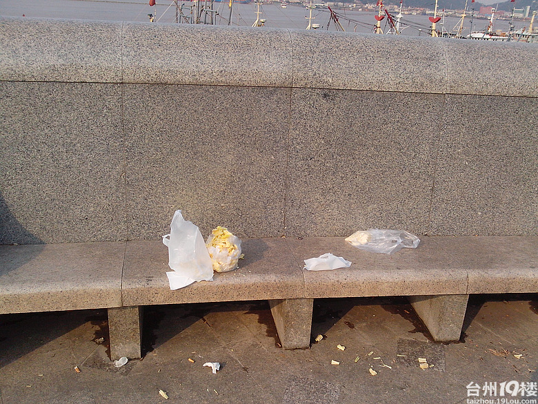 江滨公园乱扔垃圾,市民素质有待提高