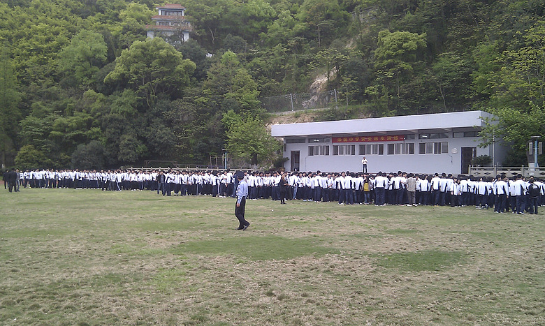泽国中学进行了一次消防灭火和逃生的演练【附