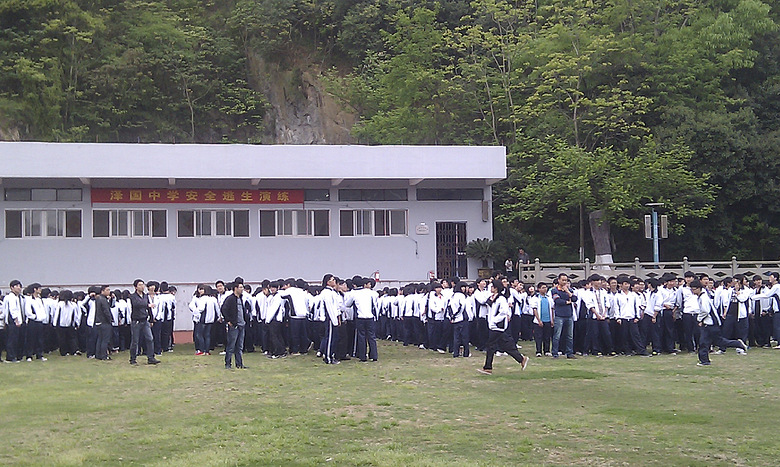 泽国中学进行了一次消防灭火和逃生的演练【附