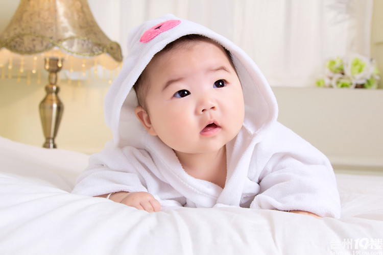 单眼皮,爱装忧郁的可爱女宝宝,喜欢的要加分喔