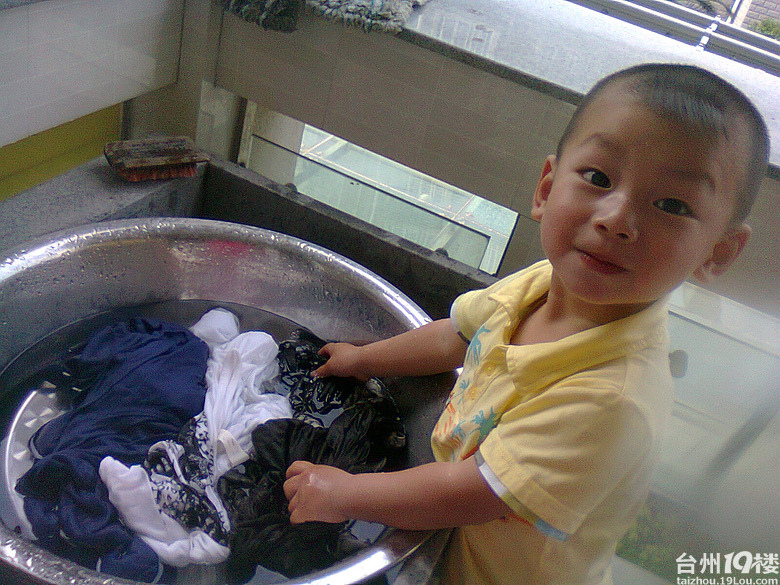 父亲节回放…23个月宝宝替爸爸洗衣服中-宝宝