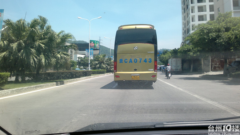 这个女模比干露露还猛,当众<em>脱下胸罩内裤</em>送人