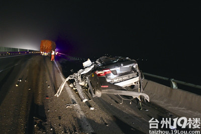 又一起酒后驾驶的代价啊 。雷诺高速追尾半挂