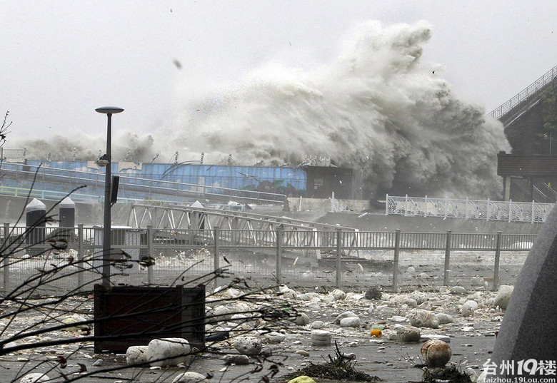 今年第16号超强台风三巴登陆韩国震撼场景!