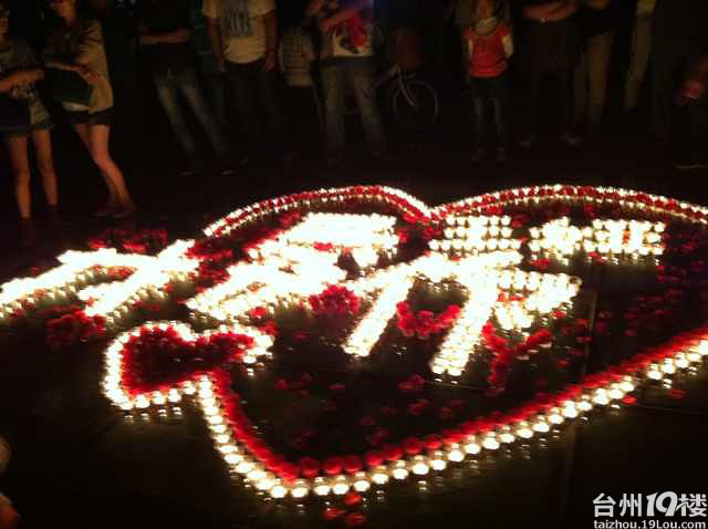 今晚市民广场一对情侣在举行浪漫的求婚仪式