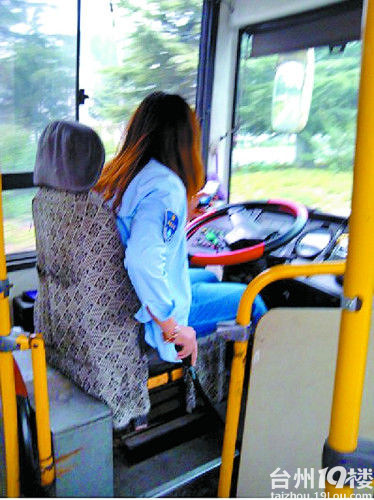 公交女司机驾车左手玩手机右手挂挡(图)-长潭水