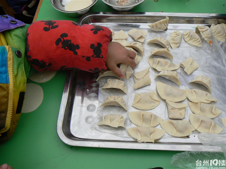 幼儿园里给力的迎新年包饺子活动-学龄期(4-6