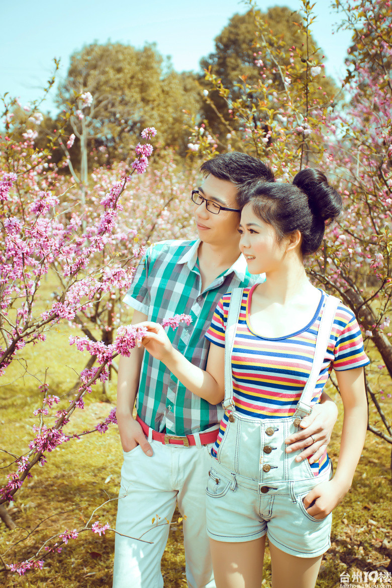 亲 !你们有木有想看看我滴照片 . 有点不好意思