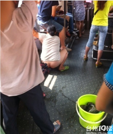 一女公交车上当众撒尿裸露下身坦然下车，行为艺术或是为了出名?-现场直播-讲白搭-台州19楼