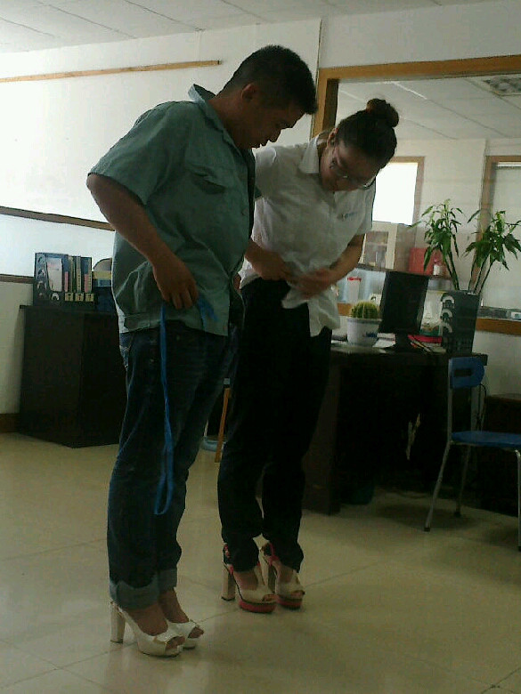 这男的比女的穿高跟鞋都合适呢-讲白搭-台州19楼