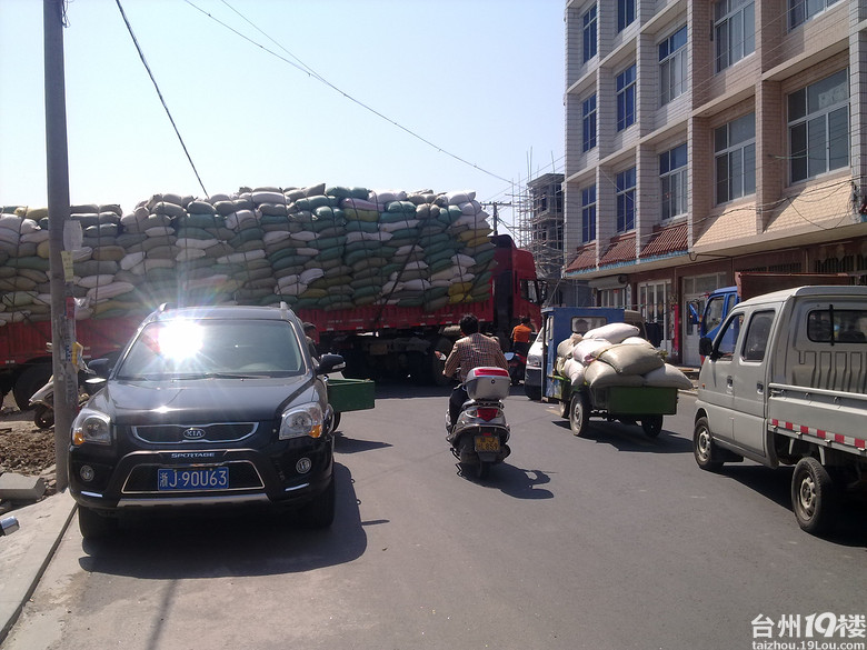 特别报道,加长挂车拉货陷地里出不去了-我看见