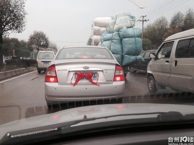 奇葩车主,用<em>胸罩</em>遮车牌。早上七<em>点</em>半,黄岩东城