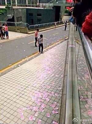 南京一所高校内有学生当场撒钱35万-讲白搭-台