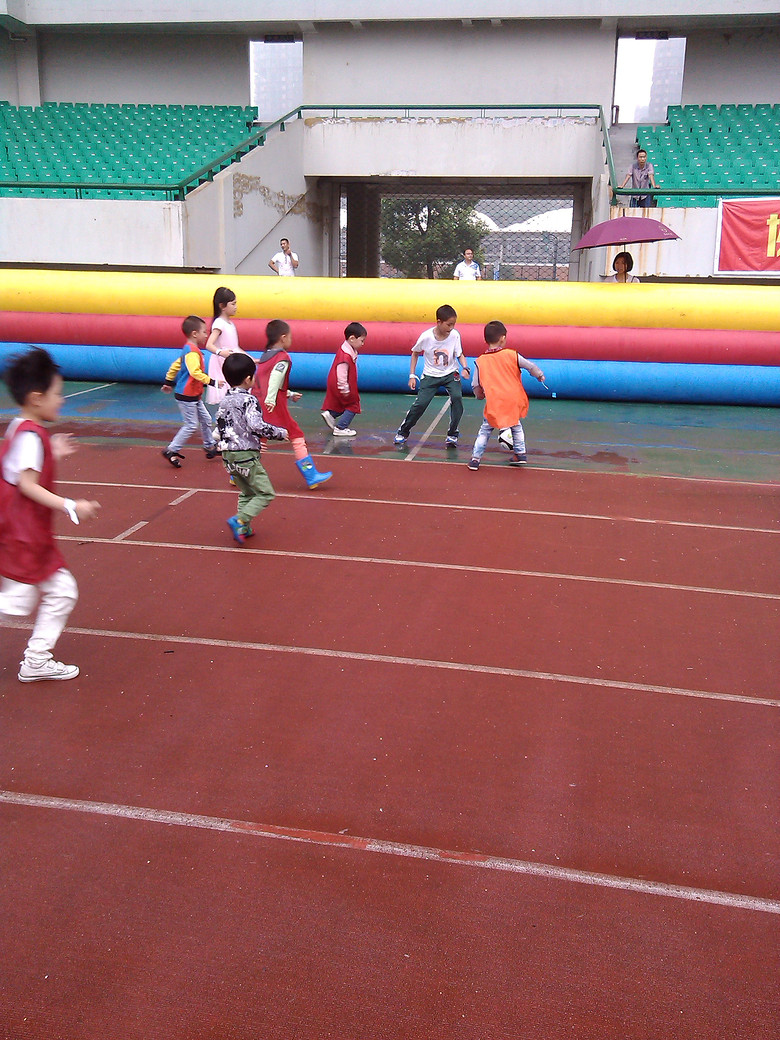 这城市有爱,六一儿童节宝贝儿子玩踢足球比赛