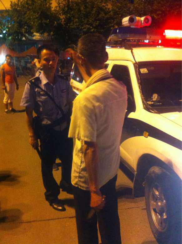 金清假交警拿刀查车