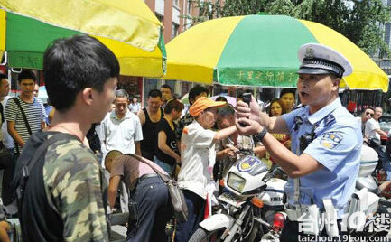 少年无证驾驶被拦 叫来父亲击倒交警-早知道-讲