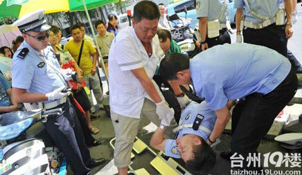 少年无证驾驶被拦 叫来父亲击倒交警-早知道-讲