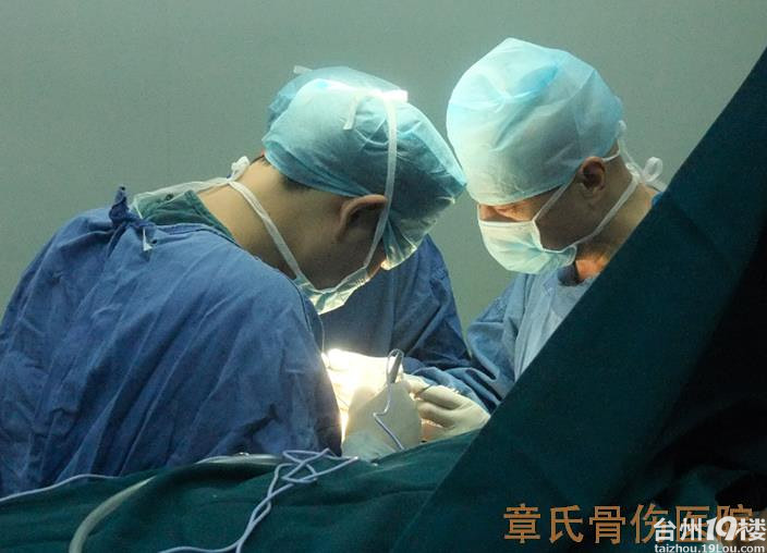 上海华山医院手外科专家陈德松教授在台州-早