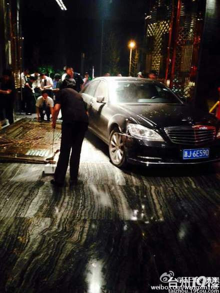 温岭奔驰冲乾宫 温岭女子开奔驰350闯乾宫-我