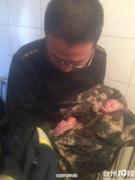 新生女婴被弃粪坑 消防战士徒手将其捞出