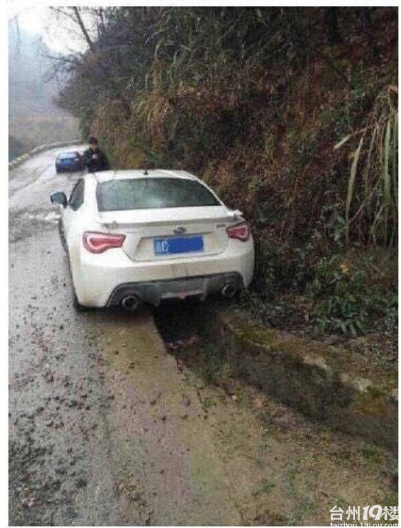 蛮拼的,他为求证“排水渠过弯”法 直接掉沟里了。。。-早知道-讲白搭-台州19楼