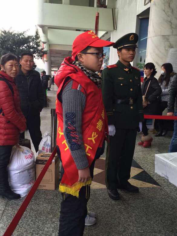 台州南站大小义工.武警官兵一起助平安春运。